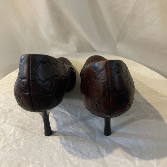 Gucci Monogram Leather Pumps - Picture 6 of 9